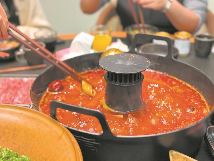     火锅店人气爆棚。