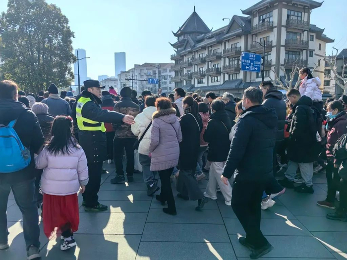 民警在龙华西路相关路段执行间歇性排队人流放行措施。上海市公安局 供图