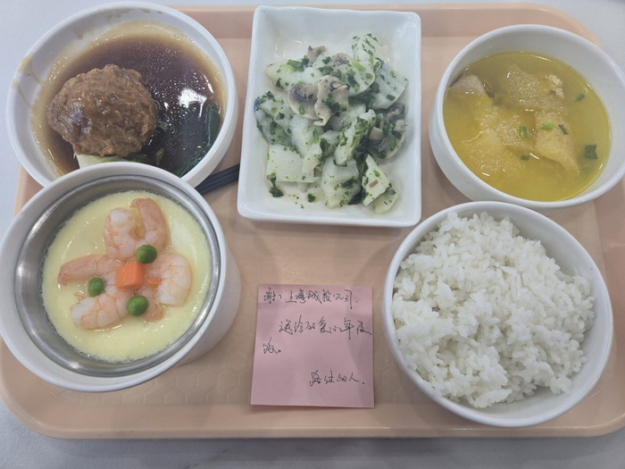 长兴岛西侧服务区年夜饭套餐：本帮红烧狮子头、翡翠虾仁蒸蛋、农家荠菜烩山药、全家福三鲜汤。