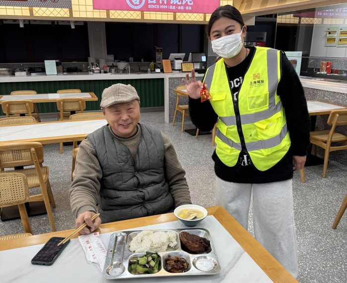 小昆山服务区年夜饭套餐：东坡肉、香菇炒青菜、笋干排骨汤。