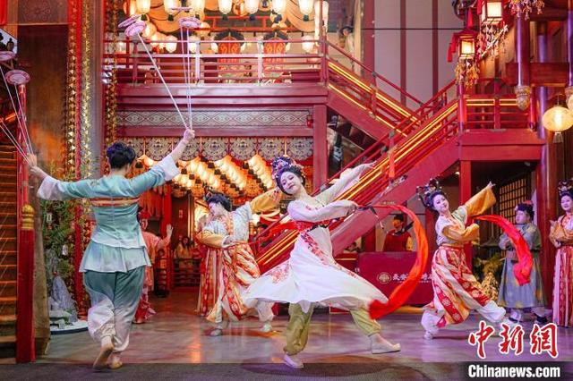 图为长安十二时辰主题街区内举行的主题活动。 滕瀚 摄