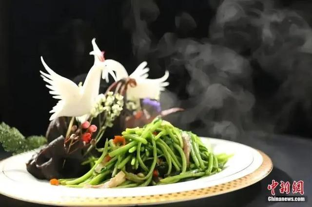 图为江西十大赣菜之一，藜蒿炒腊肉。江西省商务厅供图