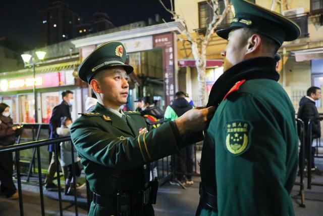 武警尹欣欣（左）。上海武警 图