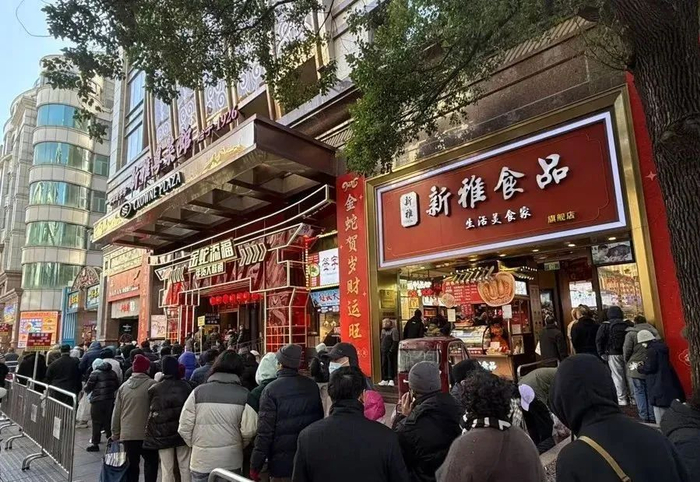 南京路上新雅粤菜馆门口排起领年货年菜的长队 采访对象提供