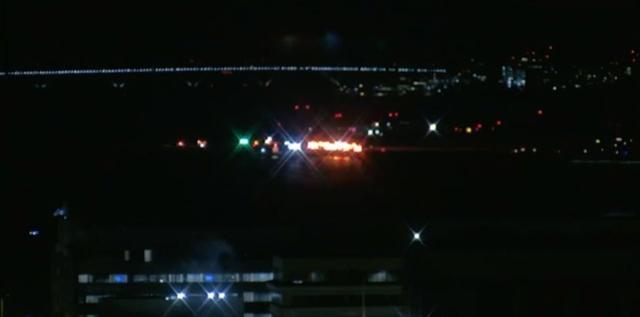 视频截图显示，第一批救援人员到达波托马克河飞机坠毁现场。 CNN 