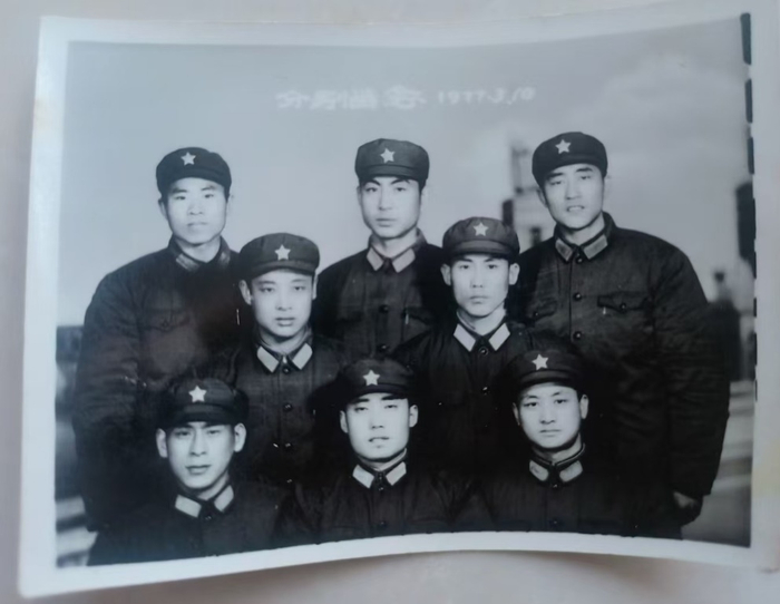 爷爷（第二排右侧）与战友们的合照