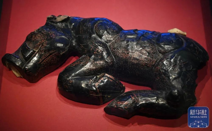 陕西历史博物馆秦汉馆内展出的春秋漆猪。