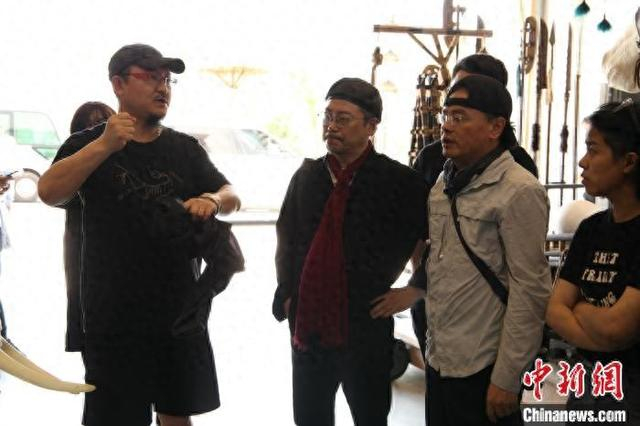 2018年，叶锦添在《封神三部曲》制作车间勘察道具。受访者供图