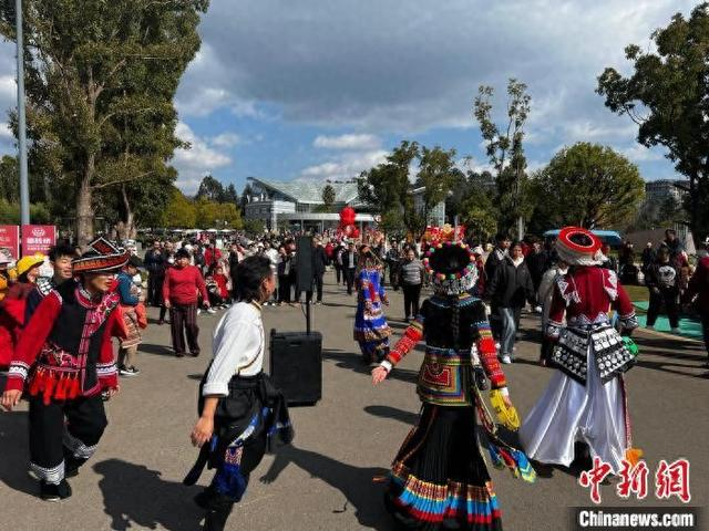 1月30日，市民游客与演员贺岁打跳狂欢现场。时文枝 摄