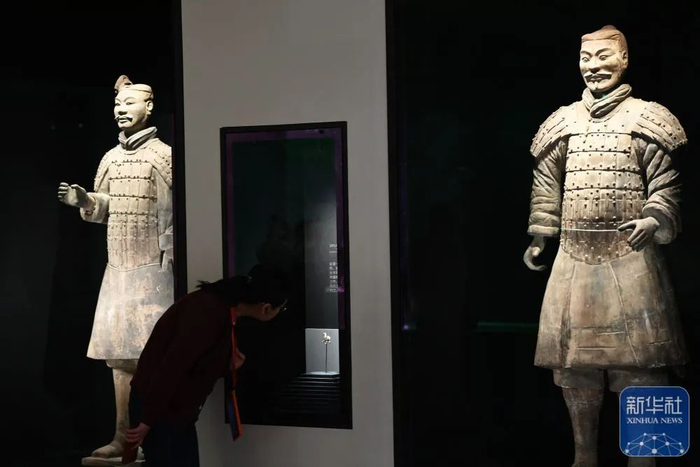 观众在陕西历史博物馆秦汉馆参观文物杜虎符。