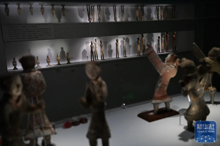 陕西历史博物馆秦汉馆内展出的西汉彩绘着衣式俑。