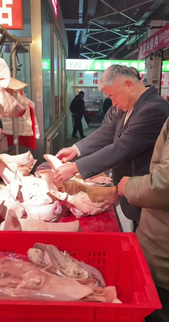 郭刚堂除夕前赶集（受访者供图）