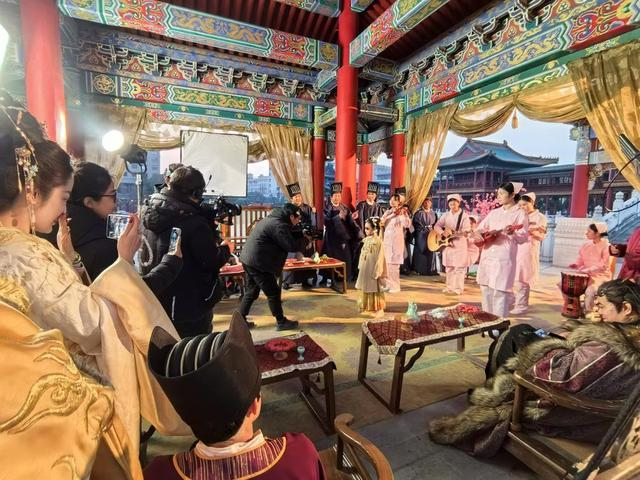 （正在紧张拍摄中的短剧剧组 财联社记者摄）