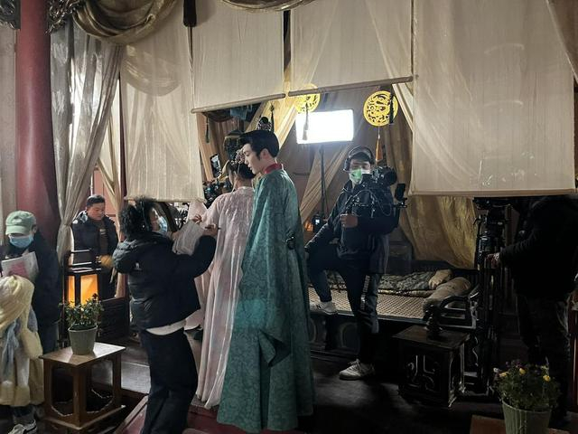 （一部古装竖屏剧正在横店影视城华夏文化园中拍摄 财联社记者摄）