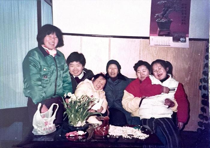 1992年，大表哥婚礼上外婆和孙辈的合影