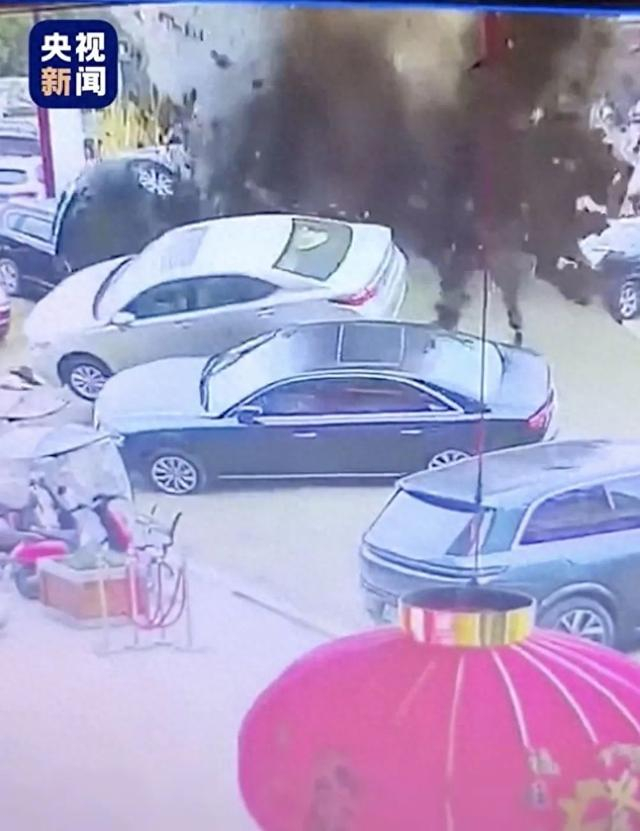 被掀翻的车辆。图/央视新闻 