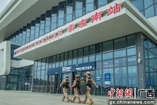 图为武警官兵站外徒步巡逻。赵天钰 摄