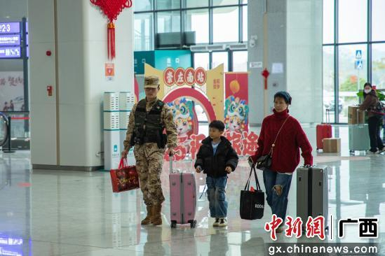 图为武警官兵热心帮助群众。赵天钰 摄