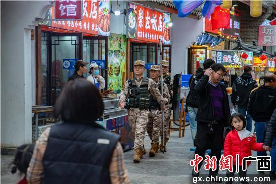 图为武警官兵在景区内徒步巡逻。赵天钰 摄