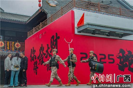 图为武警官兵在景区内徒步巡逻。赵天钰 摄