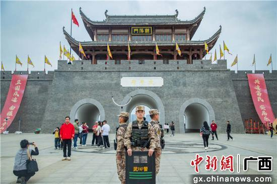 图为武警官兵在景区内定点警戒。赵天钰 摄