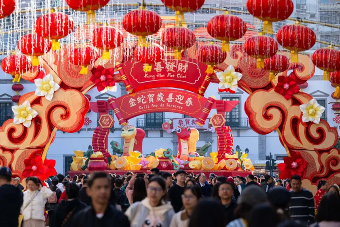 △2025年1月30日，游客在澳门议事亭前地游玩。新华社发（张金加摄）