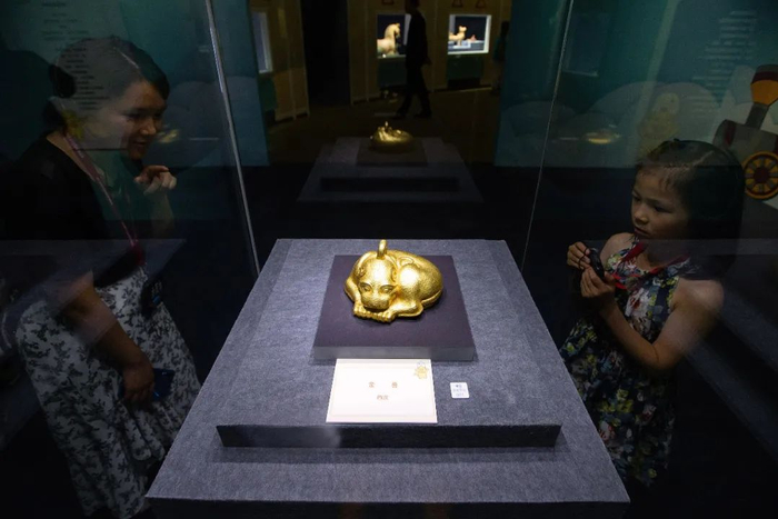 观众在南京博物院观看展出的金兽。