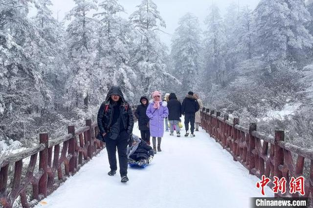 洪雅瓦屋山景区内的游客。朱涛摄