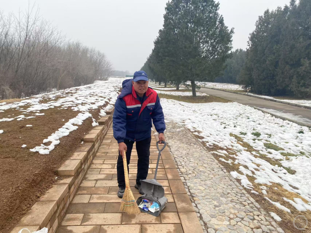 秦始皇陵考古遗址公园（丽山园）东城墙，工作人员焦师傅正在清扫地面。上游新闻记者 冯盛雍 摄