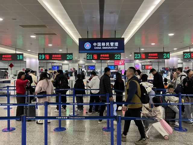 春节假期，浦东国际机场出现出入境客流高峰。黄波 摄