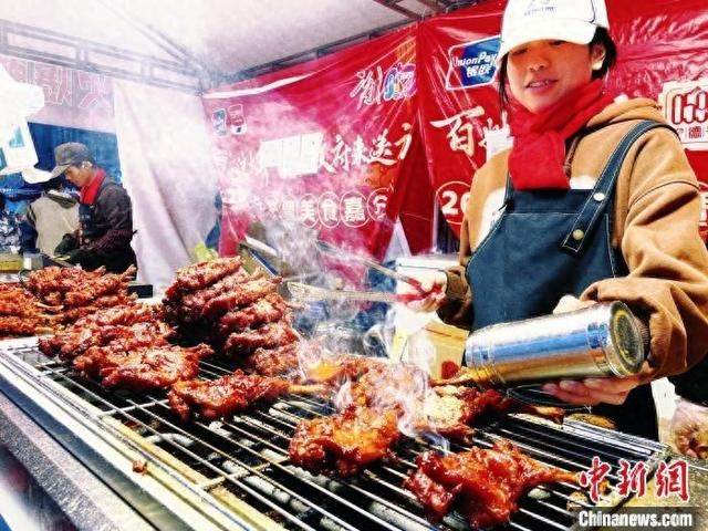 在宁德市中心城区举办的2025年货节暨美食嘉年华活动上，各色美食香味扑鼻。中新网记者 吕巧琴 摄