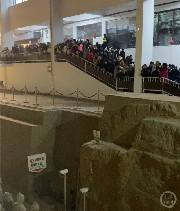 2月1日，7点52分，兵马俑一号坑游人如织。上游新闻记者 冯盛雍 摄