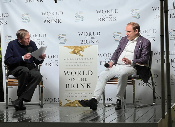 坐右侧者为德米特里·阿尔佩罗维奇 资料图