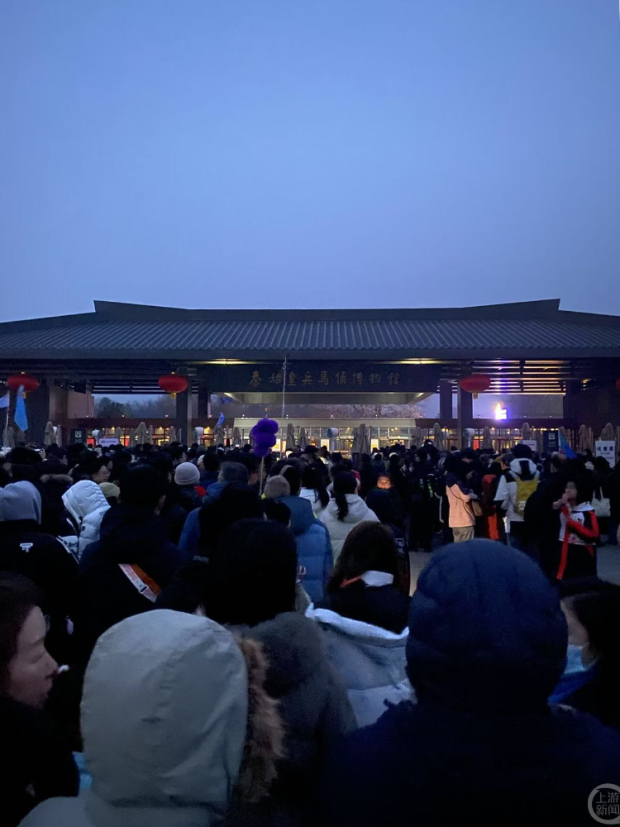 2月1日，7点17分，兵马俑博物馆大门进口排队的人群。上游新闻记者 冯盛雍 摄