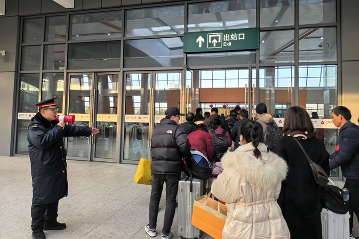 凤台南站优化出站流线，组织旅客有序出站。孙浩 图