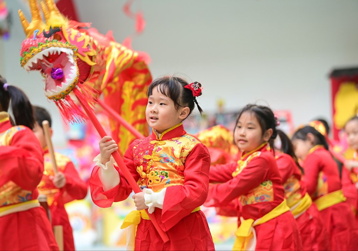 2024年12月31日，在江西省赣州市，孩子们在进行舞龙舞狮表演。