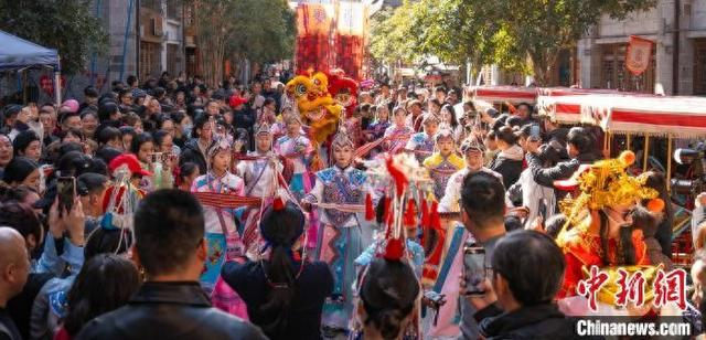 畲族公主巡游活动现场。留李涛 摄