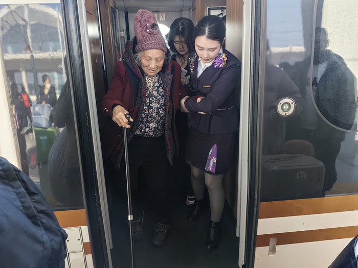 上海客运段列车员搀扶重点旅客下车。 汤雯 图
