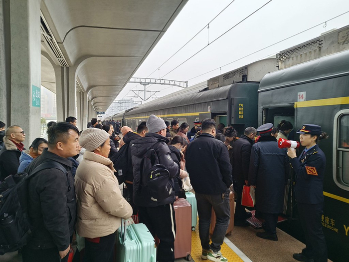 宿州站工作人员引导组织旅客安全有序乘降。王春辉 图