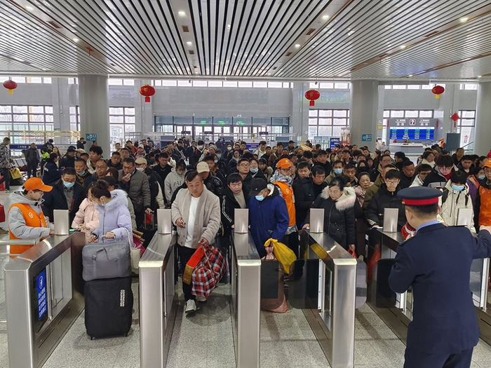宿州站工作人员和志愿者引导旅客有序检票进站。王春辉 图