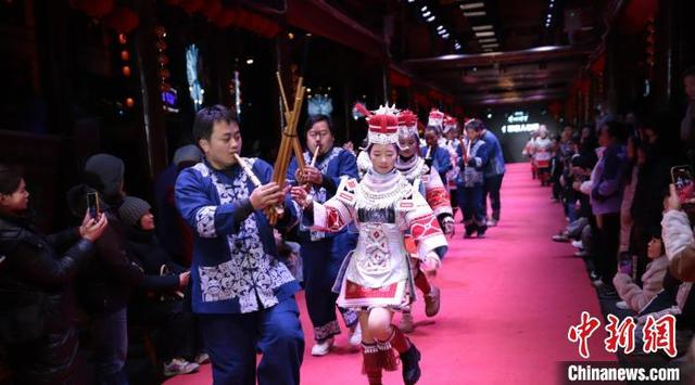 2月1日晚，人们身穿节日盛装在贵州“村T”舞台上走秀。高长江 摄