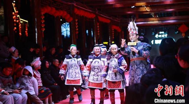 2月1日晚，杨春林在舞台上主持贵州“村T”走秀。高长江 摄