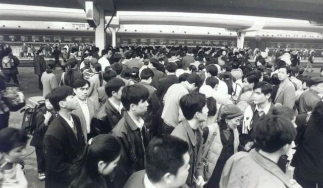 1995年2月，桂林火车站里的务工人潮。通讯员 陈孚平 摄