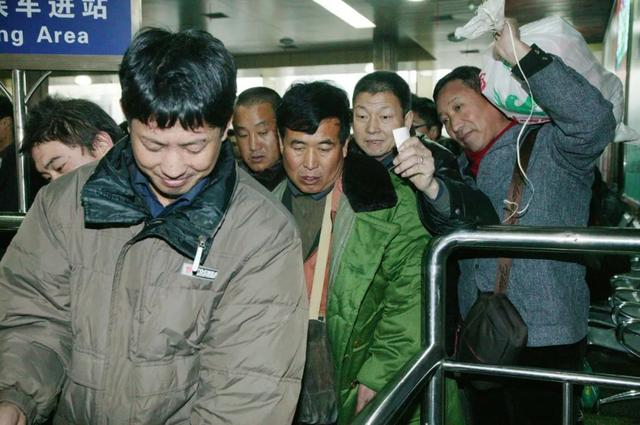 过去，旅客手拿纸质火车票验票乘车。通讯员 陈孚平 摄