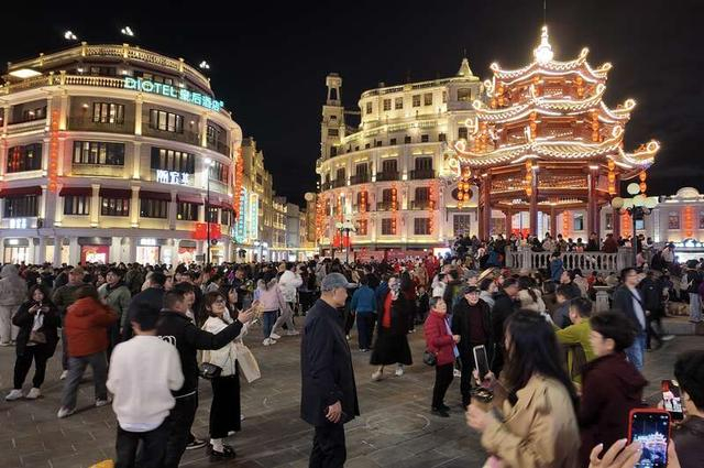 广东省汕头市小公园里挤满了来自各地的游客。中青报·中青网记者 林洁/摄