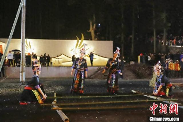 2月1日晚，福建省宁德市屏南县甘棠乡巴地村的广场上，身着民族服饰的畲族村民跳起竹竿舞。陈伟杰 摄
