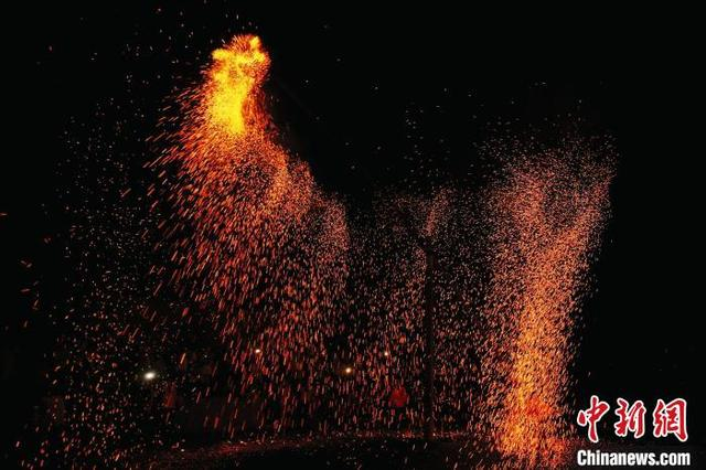 2月1日晚，福建省宁德市屏南县甘棠乡巴地村上演特色民俗“畲族火凤凰”。陈伟杰 摄
