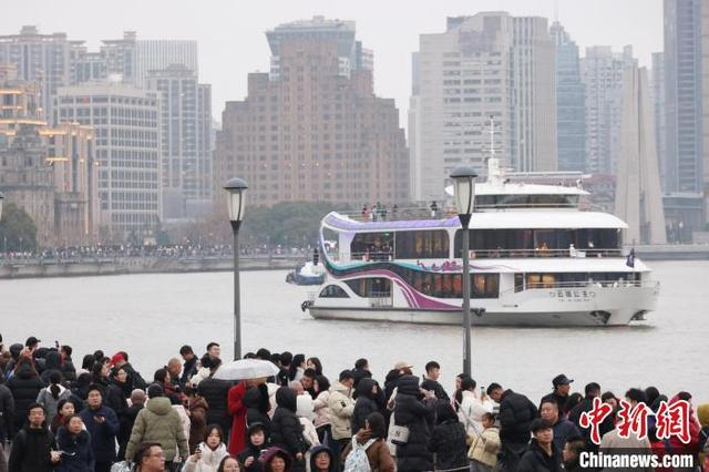 2月1日，上海市，游客们在外滩观光平台欣赏黄浦江两岸景致，感受新年的欢乐与祥和，享受美好的假日生活。中新社记者 泱波 摄