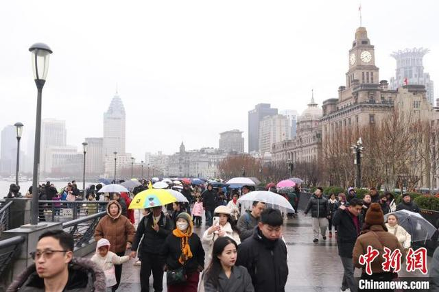 2月1日，上海市，游客们在外滩观光平台欣赏黄浦江两岸景致，感受新年的欢乐与祥和，享受美好的假日生活。中新社记者 泱波 摄
