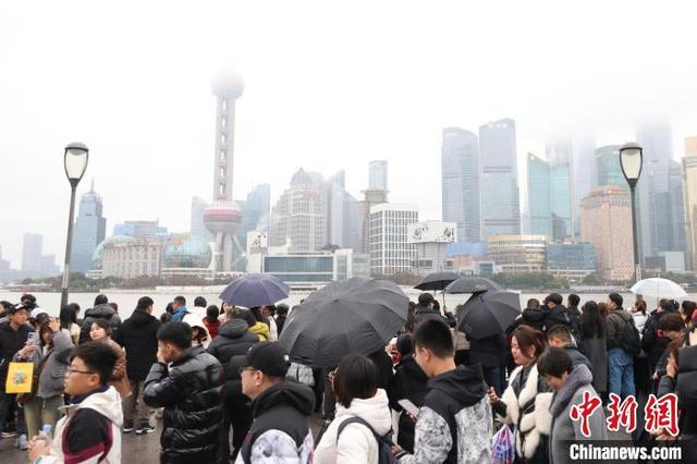 2月1日，上海市，游客们在外滩观光平台欣赏黄浦江两岸景致，感受新年的欢乐与祥和，享受美好的假日生活。中新社记者 泱波 摄